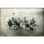 Ellinger Ede fényképész, Siófok, Fürdőtelep, fürdőző családok a Balatonban, fürdőruha, nyaralás, helytörténet, monarchia, 1916, 1910-es évek, Eredeti fotó, papírkép, hátulján feliratozott, jelzett.