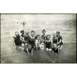   Ellinger Ede fényképész, Siófok, Fürdőtelep, fürdőző családok a Balatonban, fürdőruha, nyaralás, helytörténet, monarchia, 1916, 1910-es évek, Eredeti fotó, papírkép, hátulján feliratozott, jelzett.