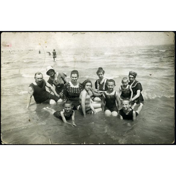 Ellinger Ede fényképész, Siófok, Fürdőtelep, fürdőző családok a Balatonban, fürdőruha, nyaralás, helytörténet, monarchia, 1916, 1910-es évek, Eredeti fotó, papírkép, hátulján feliratozott, jelzett.