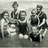 Ellinger Ede fényképész, Siófok, Fürdőtelep, fürdőző családok a Balatonban, fürdőruha, nyaralás, helytörténet, monarchia, 1916, 1910-es évek, Eredeti fotó, papírkép, hátulján feliratozott, jelzett.