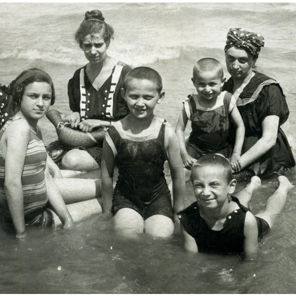 Ellinger Ede fényképész, Siófok, Fürdőtelep, fürdőző családok a Balatonban, fürdőruha, nyaralás, helytörténet, monarchia, 1916, 1910-es évek, Eredeti fotó, papírkép, hátulján feliratozott, jelzett.