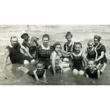 Ellinger Ede fényképész, Siófok, Fürdőtelep, fürdőző családok a Balatonban, fürdőruha, nyaralás, helytörténet, monarchia, 1916, 1910-es évek, Eredeti fotó, papírkép, hátulján feliratozott, jelzett.