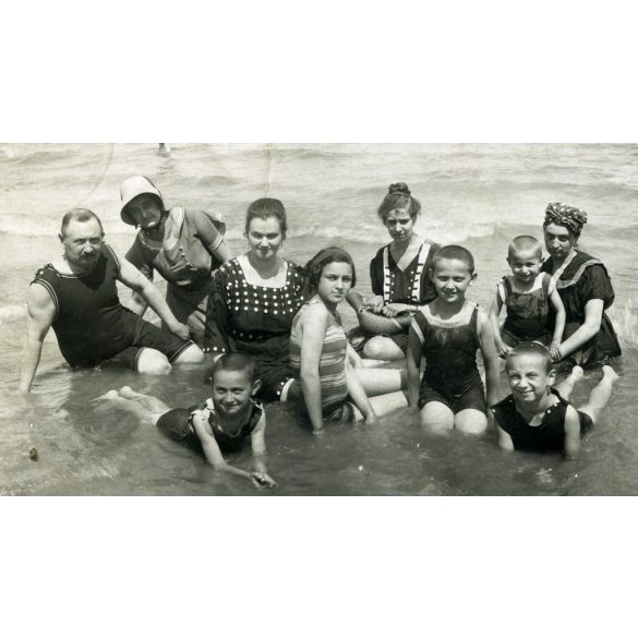 Ellinger Ede fényképész, Siófok, Fürdőtelep, fürdőző családok a Balatonban, fürdőruha, nyaralás, helytörténet, monarchia, 1916, 1910-es évek, Eredeti fotó, papírkép, hátulján feliratozott, jelzett.