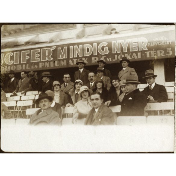Reklámfelirat a Millenáris sportpálya lelátóján, Budapest, Zugló, „Lucifer” mindig nyer, Automobil és Pneumatik Rt reklámja, kerékpársport, jármű, közlekedés,  helytörténet, Horthy-korszak, 1920-as évek, Eredeti fotó, papírkép, hátulja foltos. méret 