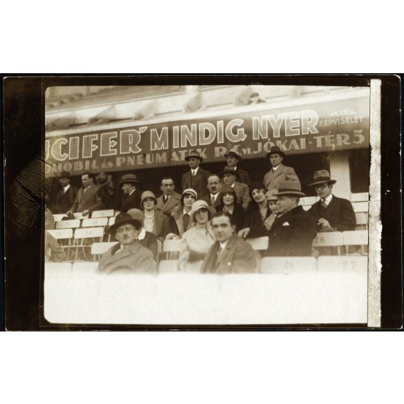 Reklámfelirat a Millenáris sportpálya lelátóján, Budapest, Zugló, „Lucifer” mindig nyer, Automobil és Pneumatik Rt reklámja, kerékpársport, jármű, közlekedés,  helytörténet, Horthy-korszak, 1920-as évek, Eredeti fotó, papírkép, hátulja foltos. méret 