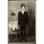 Reform fotó, Hatvan, Sári József lőrinci iskolás fiú egyenruhában, sapkajelvény, helytörténet, Horthy-korszak, 1930-as évek, Eredeti fotó, papírkép, hátulja feliratozott, jelzett, felületén nyomódások. 