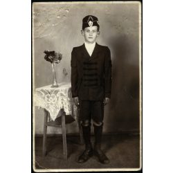   Reform fotó, Hatvan, Sári József lőrinci iskolás fiú egyenruhában, sapkajelvény, helytörténet, Horthy-korszak, 1930-as évek, Eredeti fotó, papírkép, hátulja feliratozott, jelzett, felületén nyomódások. 