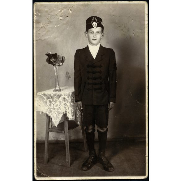 Reform fotó, Hatvan, Sári József lőrinci iskolás fiú egyenruhában, sapkajelvény, helytörténet, Horthy-korszak, 1930-as évek, Eredeti fotó, papírkép, hátulja feliratozott, jelzett, felületén nyomódások. 