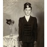 Reform fotó, Hatvan, Sári József lőrinci iskolás fiú egyenruhában, sapkajelvény, helytörténet, Horthy-korszak, 1930-as évek, Eredeti fotó, papírkép, hátulja feliratozott, jelzett, felületén nyomódások. 