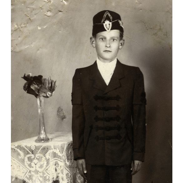 Reform fotó, Hatvan, Sári József lőrinci iskolás fiú egyenruhában, sapkajelvény, helytörténet, Horthy-korszak, 1930-as évek, Eredeti fotó, papírkép, hátulja feliratozott, jelzett, felületén nyomódások. 