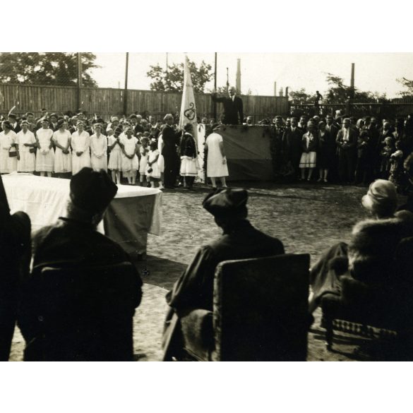 Keresztény Béla fényképész, Budapest, Rákosi Iparos Dal- és Önképző Egylet ünnepsége, zászló, zene, leventék, helytörténet, Horthy-korszak, 1930-as évek, Eredeti fotó, papírkép, hátulja feliratozott, pecséttel jelzett. 