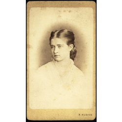   Kozics Ede (Eduard Nepomuk Kozics) műterme, Pozsony (Pressburg), Felvidék, csinos lány, Gilebert Louise portréja, monarchia, 1867, 1860-as évek, Eredeti CDV, hátulján feliratozott vizitkártya fotó.   