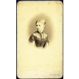 Kozics Ede (Eduard Nepomuk Kozics) műterme, Pozsony (Pressburg), Felvidék, csinos lány, Gilebert Etelka portréja, monarchia, 1860-as évek, Eredeti CDV, hátulján feliratozott vizitkártya fotó. 