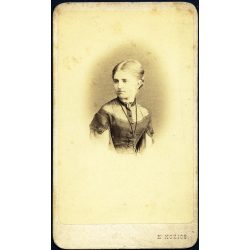   Kozics Ede (Eduard Nepomuk Kozics) műterme, Pozsony (Pressburg), Felvidék, csinos lány, Gilebert Etelka portréja, monarchia, 1860-as évek, Eredeti CDV, hátulján feliratozott vizitkártya fotó. 