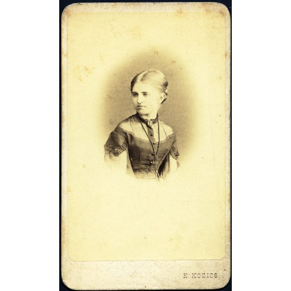 Kozics Ede (Eduard Nepomuk Kozics) műterme, Pozsony (Pressburg), Felvidék, csinos lány, Gilebert Etelka portréja, monarchia, 1860-as évek, Eredeti CDV, hátulján feliratozott vizitkártya fotó. 