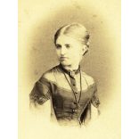 Kozics Ede (Eduard Nepomuk Kozics) műterme, Pozsony (Pressburg), Felvidék, csinos lány, Gilebert Etelka portréja, monarchia, 1860-as évek, Eredeti CDV, hátulján feliratozott vizitkártya fotó. 