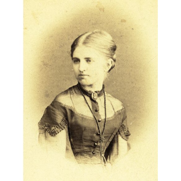 Kozics Ede (Eduard Nepomuk Kozics) műterme, Pozsony (Pressburg), Felvidék, csinos lány, Gilebert Etelka portréja, monarchia, 1860-as évek, Eredeti CDV, hátulján feliratozott vizitkártya fotó. 