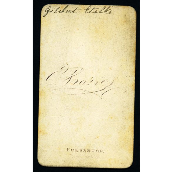 Kozics Ede (Eduard Nepomuk Kozics) műterme, Pozsony (Pressburg), Felvidék, csinos lány, Gilebert Etelka portréja, monarchia, 1860-as évek, Eredeti CDV, hátulján feliratozott vizitkártya fotó. 
