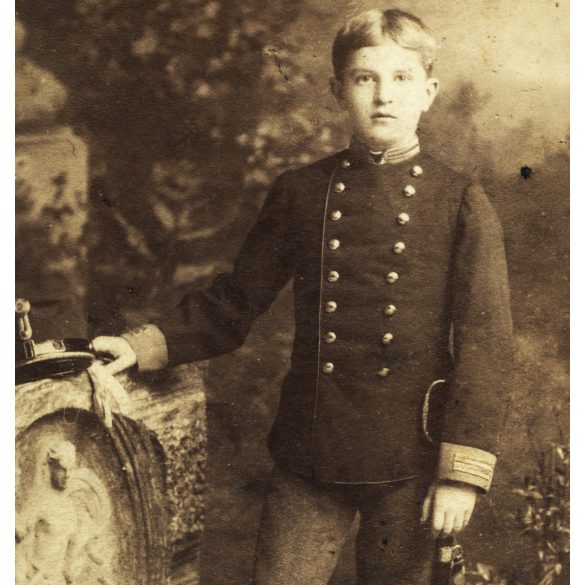 Lafranchini műterem, Bécs, (Wien, Vienna), Ausztria,  Gilebert Aurél portréja, kard, kadét, hadapród, K.u. K. katonai egyenruha, monarchia, 1880-as évek, Eredeti CDV, hátulján feliratozott vizitkártya fotó. 