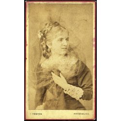   Kozics Ede (Eduard Nepomuk Kozics) műterme, Pozsony (Pressburg), Felvidék, csinos nő portréja, copf, fátyol,   1870-es évek, Eredeti CDV, vizitkártya fotó gyönyörű hátlappal. 