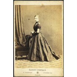   Kozics Ede (Eduard Nepomuk Kozics) műterme, Pozsony (Pressburg), Felvidék, csinos lány, Gilebert Louise portréja, gyönyörű ruha, monarchia, 1860-as évek, Eredeti, hátulján feliratozott kabinetfotó.  