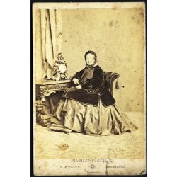   Kozics Ede (Eduard Nepomuk Kozics) műterme, Pozsony (Pressburg), Felvidék, elegáns úri nő portréja, gyönyörű ruha, asztali óra, monarchia, 1860-as évek, Eredeti, hátulján feliratozott kabinetfotó.   