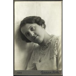   Sörensen Béla műterme, Pápa, elegáns fiatal nő portréja, nyaklánc, monarchia, 1910-es évek, Eredeti, hátulján feliratozott kabinetfotó. 