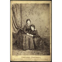   Ritka műterem, M. Letzter műterme, Zombor, Vajdaság, fiatal anya lányával (testvérek?), kézenfogva, monarchia, 1870-es évek, Eredeti kabinetfotó, felülete foltos.  