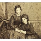 Ritka műterem, M. Letzter műterme, Zombor, Vajdaság, fiatal anya lányával (testvérek?), kézenfogva, monarchia, 1870-es évek, Eredeti kabinetfotó, felülete foltos.  