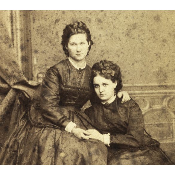 Ritka műterem, M. Letzter műterme, Zombor, Vajdaság, fiatal anya lányával (testvérek?), kézenfogva, monarchia, 1870-es évek, Eredeti kabinetfotó, felülete foltos.  
