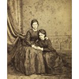 Ritka műterem, M. Letzter műterme, Zombor, Vajdaság, fiatal anya lányával (testvérek?), kézenfogva, monarchia, 1870-es évek, Eredeti kabinetfotó, felülete foltos.  