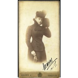   Nagyobb méret, Mildner J. műterme, Temesvár, Erdély, elegáns nő, Mária, télikabát, kalap, muff, kesztyű, divat, monarchia, 1890-es évek, Eredeti, aláírt kabinetfotó.   