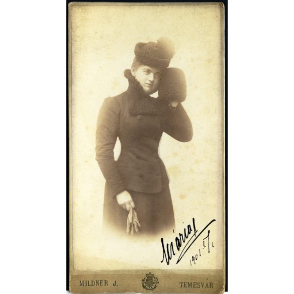 Nagyobb méret, Mildner J. műterme, Temesvár, Erdély, elegáns nő, Mária, télikabát, kalap, muff, kesztyű, divat, monarchia, 1890-es évek, Eredeti, aláírt kabinetfotó.   