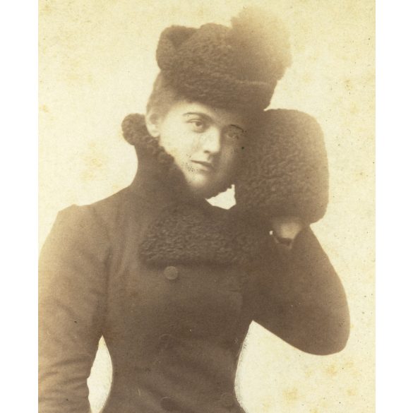 Nagyobb méret, Mildner J. műterme, Temesvár, Erdély, elegáns nő, Mária, télikabát, kalap, muff, kesztyű, divat, monarchia, 1890-es évek, Eredeti, aláírt kabinetfotó.   