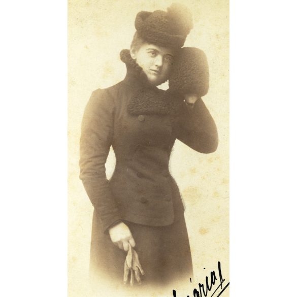 Nagyobb méret, Mildner J. műterme, Temesvár, Erdély, elegáns nő, Mária, télikabát, kalap, muff, kesztyű, divat, monarchia, 1890-es évek, Eredeti, aláírt kabinetfotó.   