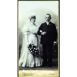   Nagyobb méret, Meinhardt Ágoston műterme, Pápa, esküvő, menyasszony, vőlegényvirág, ünnep, monarchia, 1906. március 1., 1900-as évek, Eredeti, hátulján feliratozott kabinetfotó.  