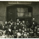 Nagyobb méret, Helios Fémárugyár Rt, Kőbánya (Budapest), Mázsa utca 5., gyári dolgozók, munkások az üzem udvarán, ipartörténet, Horthy-korszak, 1953, 1930-as évek, Eredeti fotó, kartonra kasírozott papírkép.   