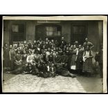 Nagyobb méret, Helios Fémárugyár Rt, Kőbánya (Budapest), Mázsa utca 5., gyári dolgozók, munkások az üzem udvarán, ipartörténet, Horthy-korszak, 1953, 1930-as évek, Eredeti fotó, kartonra kasírozott papírkép.   