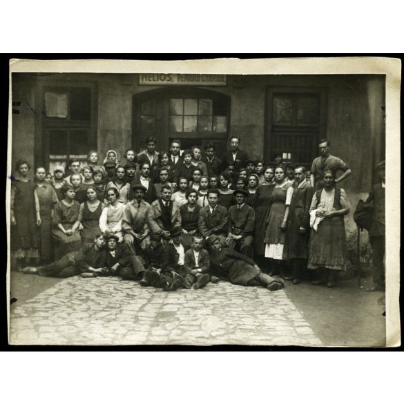 Nagyobb méret, Helios Fémárugyár Rt, Kőbánya (Budapest), Mázsa utca 5., gyári dolgozók, munkások az üzem udvarán, ipartörténet, Horthy-korszak, 1953, 1930-as évek, Eredeti fotó, kartonra kasírozott papírkép.   