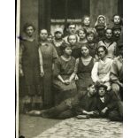 Nagyobb méret, Helios Fémárugyár Rt, Kőbánya (Budapest), Mázsa utca 5., gyári dolgozók, munkások az üzem udvarán, ipartörténet, Horthy-korszak, 1953, 1930-as évek, Eredeti fotó, kartonra kasírozott papírkép.   