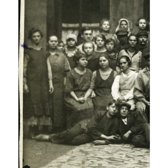 Nagyobb méret, Helios Fémárugyár Rt, Kőbánya (Budapest), Mázsa utca 5., gyári dolgozók, munkások az üzem udvarán, ipartörténet, Horthy-korszak, 1953, 1930-as évek, Eredeti fotó, kartonra kasírozott papírkép.   