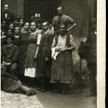 Nagyobb méret, Helios Fémárugyár Rt, Kőbánya (Budapest), Mázsa utca 5., gyári dolgozók, munkások az üzem udvarán, ipartörténet, Horthy-korszak, 1953, 1930-as évek, Eredeti fotó, kartonra kasírozott papírkép.   