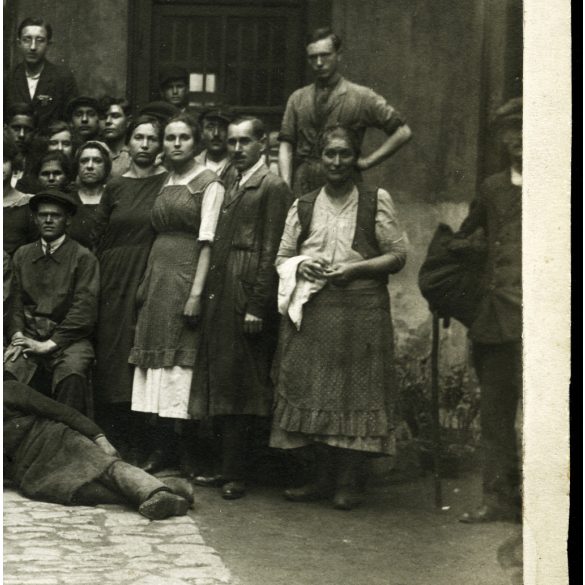 Nagyobb méret, Helios Fémárugyár Rt, Kőbánya (Budapest), Mázsa utca 5., gyári dolgozók, munkások az üzem udvarán, ipartörténet, Horthy-korszak, 1953, 1930-as évek, Eredeti fotó, kartonra kasírozott papírkép.   