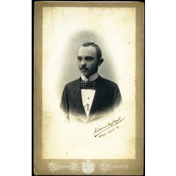   Nagyobb méret, Zelesny Károly műterme, Pécs, elegáns bajuszos férfi, Késmárky Dezső aláírt portréja, helytörténet, monarchia, 1890-es évek, Eredeti kabinetfotó, szignóval, aláírással.  