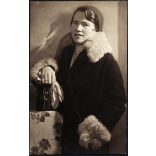 Weisz Gyula műterme, Aszód, elegáns nő télikabátban, divat, 1930-as évek. Eredeti fotó, hátulján pecséttel jelzett papírkép.   