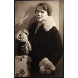   Weisz Gyula műterme, Aszód, elegáns nő télikabátban, divat, 1930-as évek. Eredeti fotó, hátulján pecséttel jelzett papírkép.   