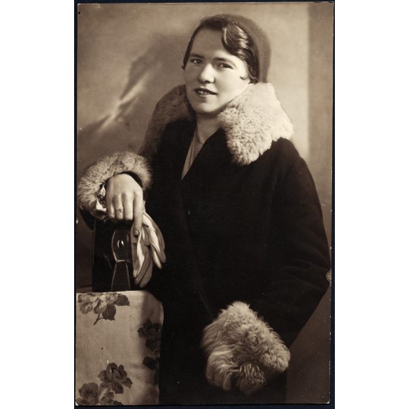 Weisz Gyula műterme, Aszód, elegáns nő télikabátban, divat, 1930-as évek. Eredeti fotó, hátulján pecséttel jelzett papírkép.   