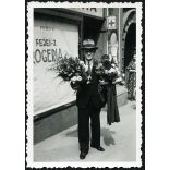 Fejes József drogériája, Budapest, XII. kerület Alkotás utca 13., elegáns férfi virágokkal, üzlet, kirakat, , Horthy-korszak, 1940-es évek. Eredeti fotó, papírkép.   