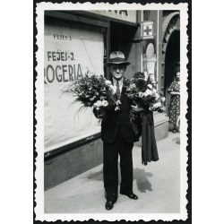   Fejes József drogériája, Budapest, XII. kerület Alkotás utca 13., elegáns férfi virágokkal, üzlet, kirakat, , Horthy-korszak, 1940-es évek. Eredeti fotó, papírkép.   