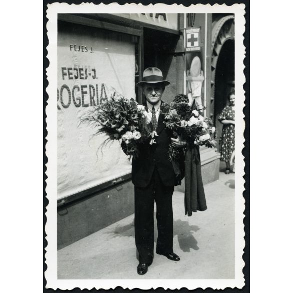 Fejes József drogériája, Budapest, XII. kerület Alkotás utca 13., elegáns férfi virágokkal, üzlet, kirakat, , Horthy-korszak, 1940-es évek. Eredeti fotó, papírkép.   